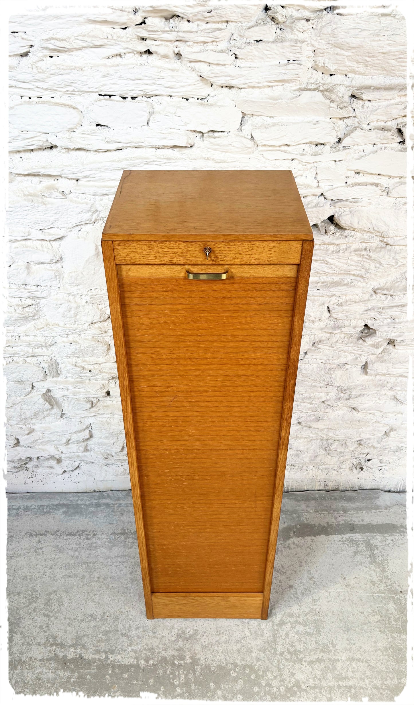 Meuble Classeur Simple Vintage à Rideau en Bois Doré