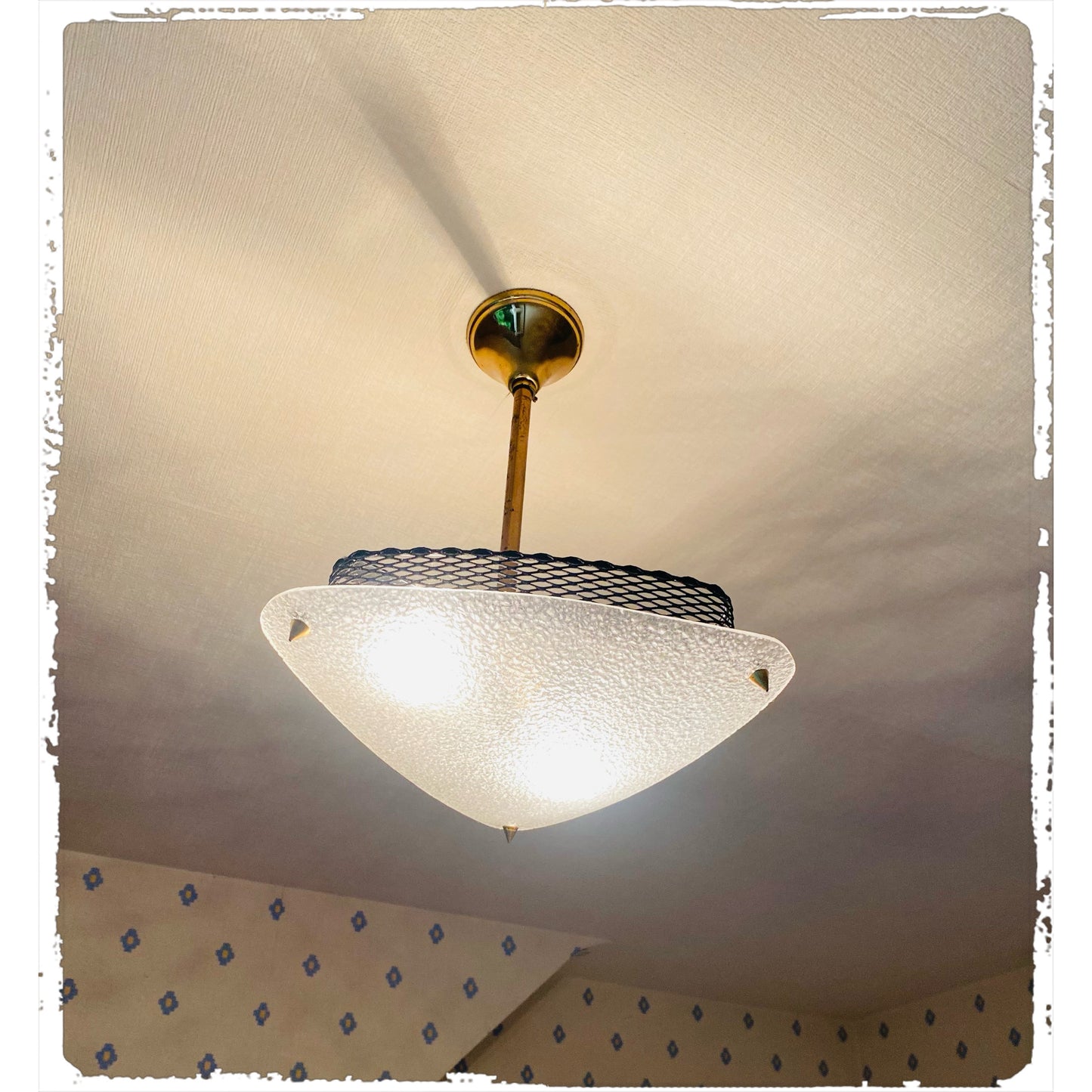 Suspension Lustre Vintage Laiton, Métal Ajouré et Perspex Granité