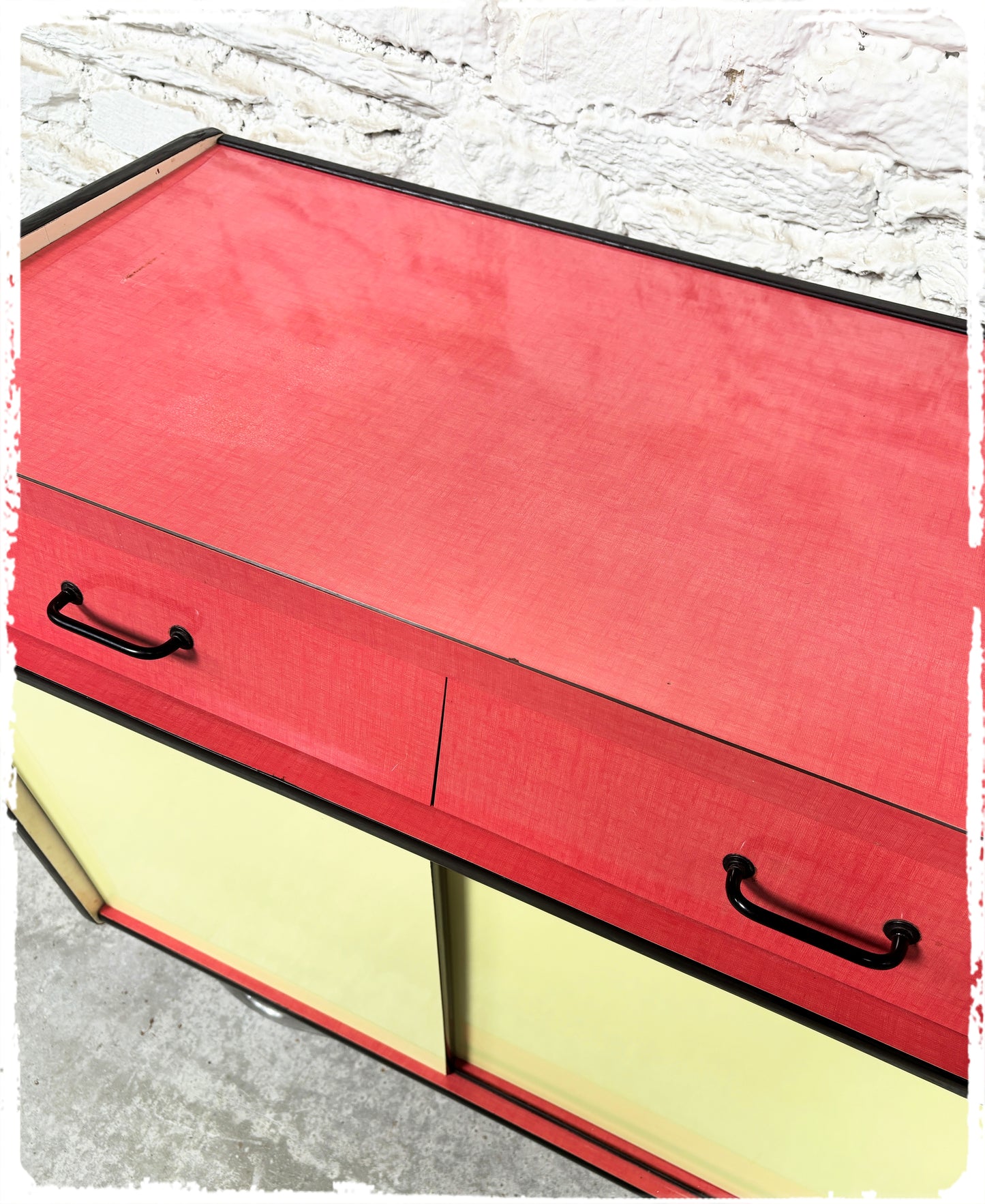 Buffet Vintage en Formica Jaune et Rouge Pieds Métal
