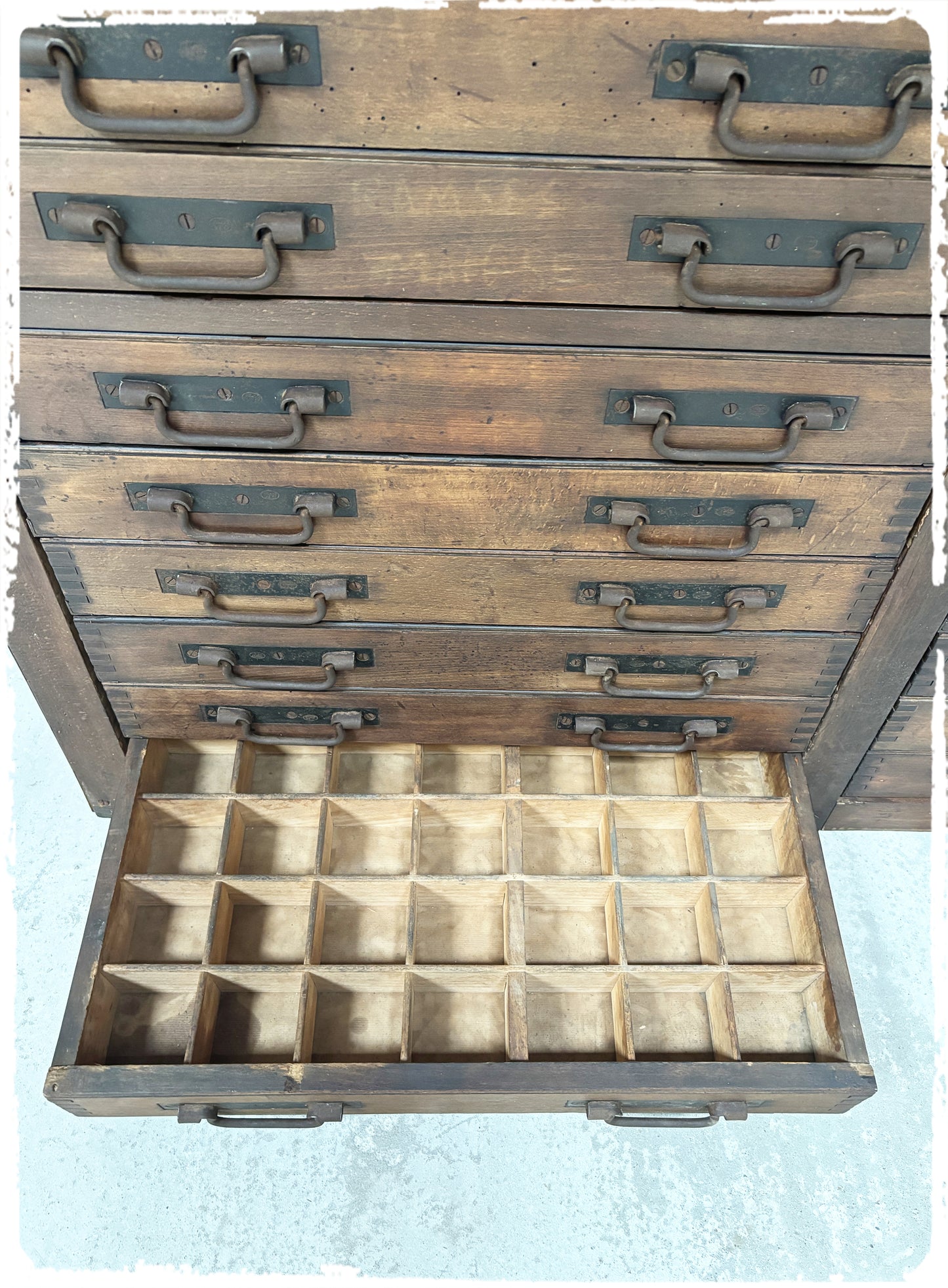Ancien Grand Meuble de Métier d'Imprimeur Vintage Chêne 24 Tiroirs