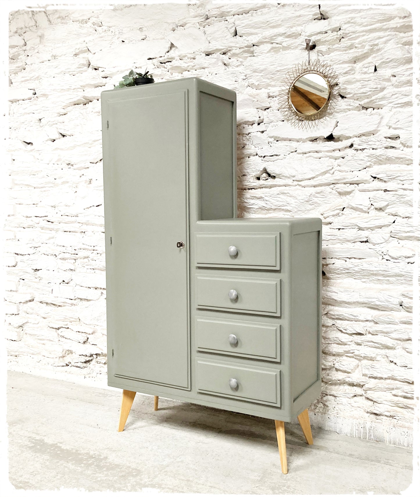 Petite Armoire Commode Vintage Asymétrique Pieds Compas