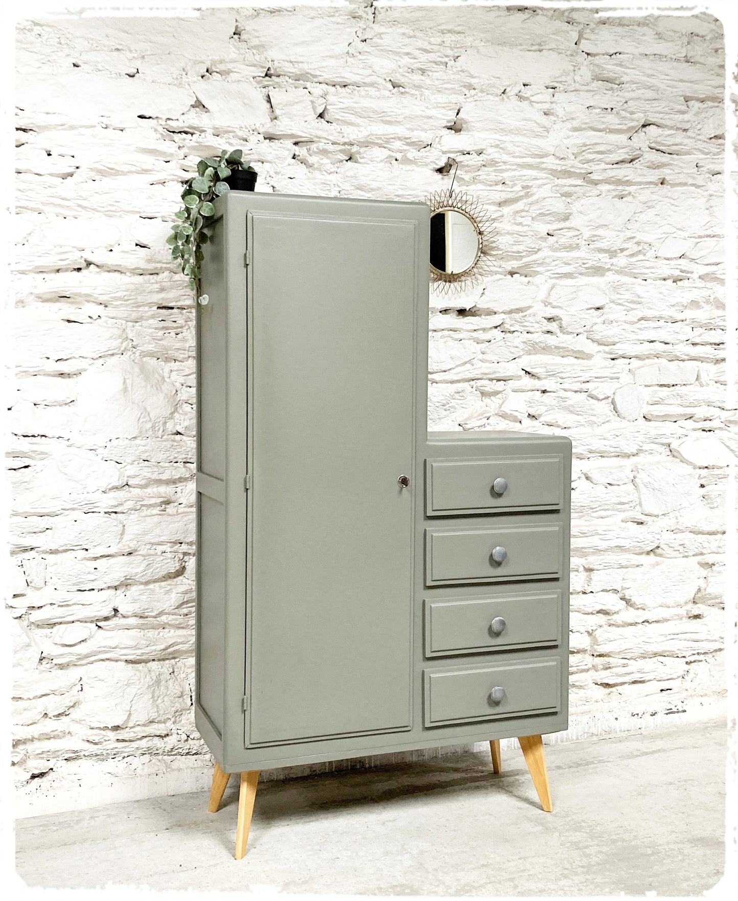 Petite Armoire Commode Vintage Asymétrique Pieds Compas