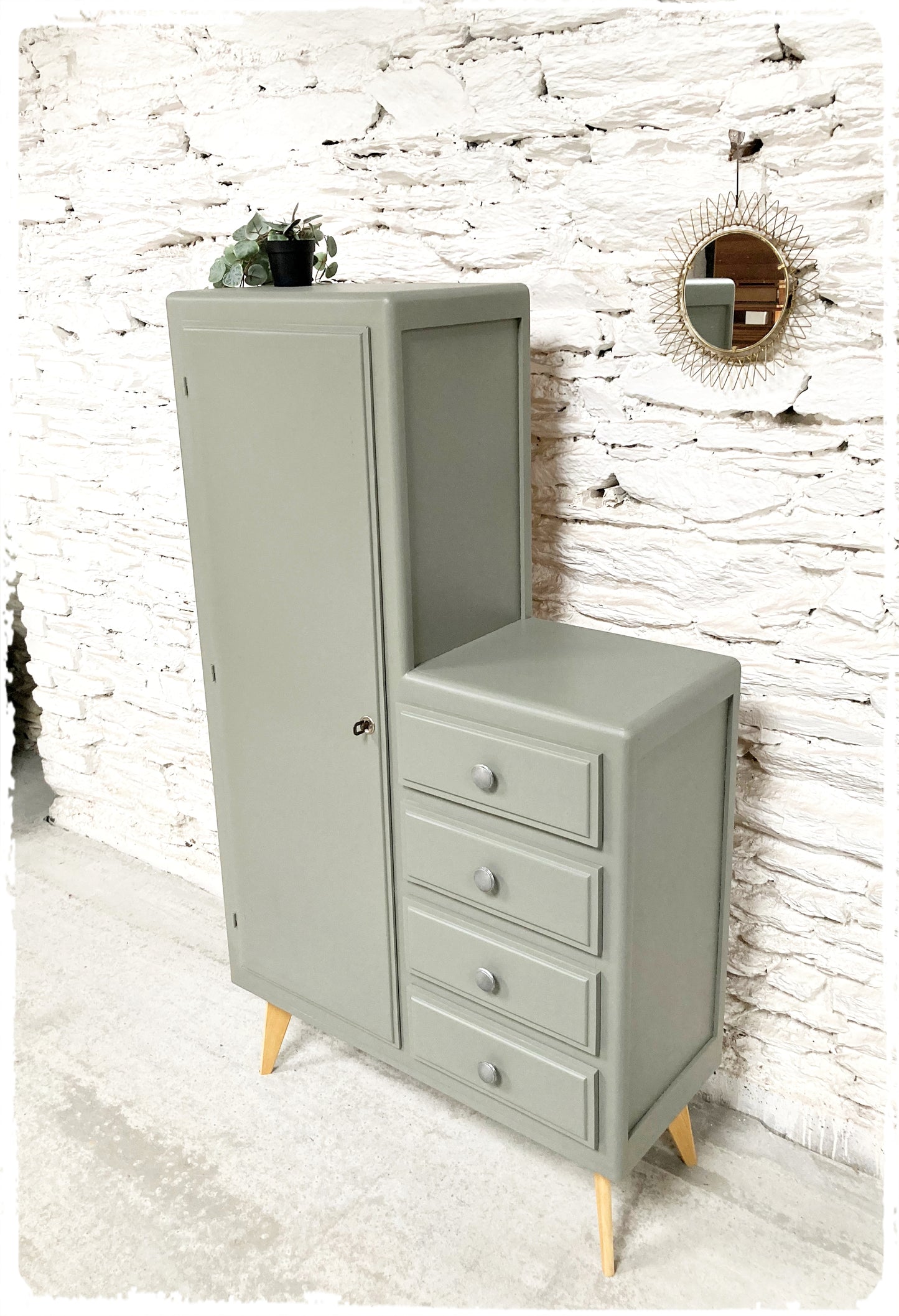 Petite Armoire Commode Vintage Asymétrique Pieds Compas