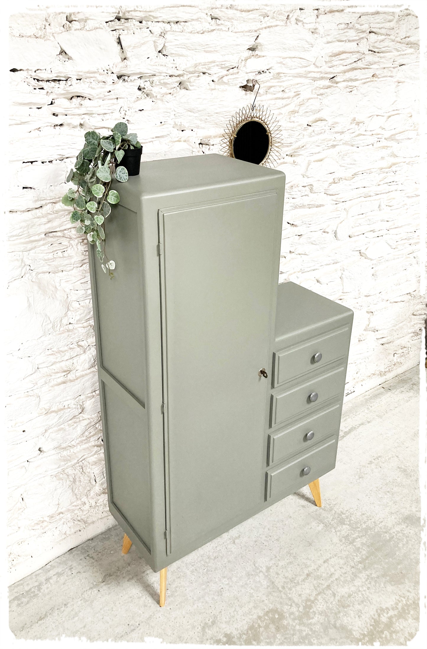 Petite Armoire Commode Vintage Asymétrique Pieds Compas