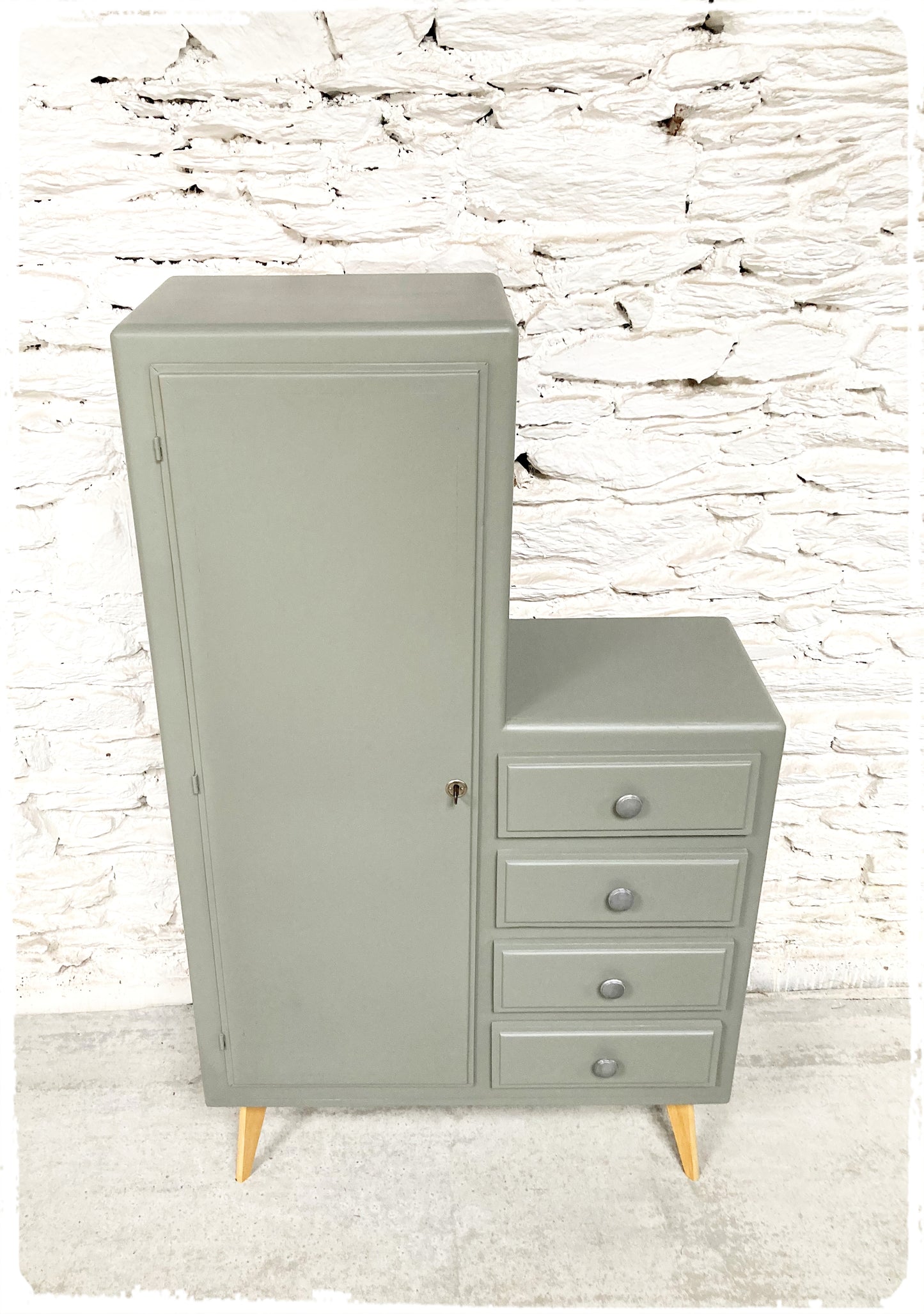 Petite Armoire Commode Vintage Asymétrique Pieds Compas