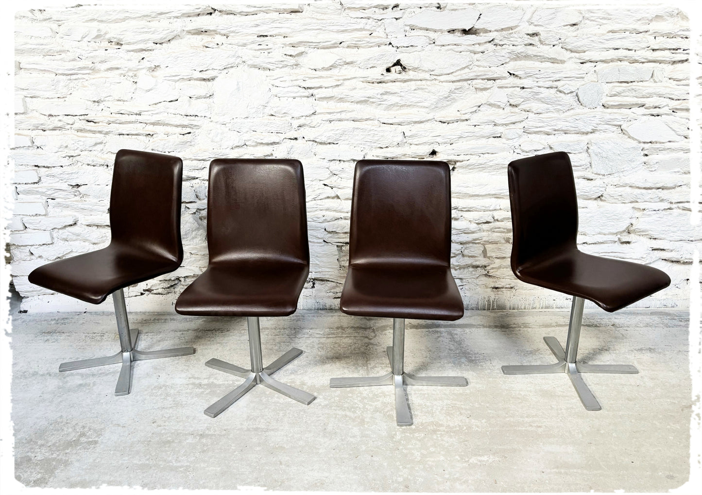 Ensemble de 4 Chaises Vintage 70s Pivotantes Skaï Pieds Croix en Métal