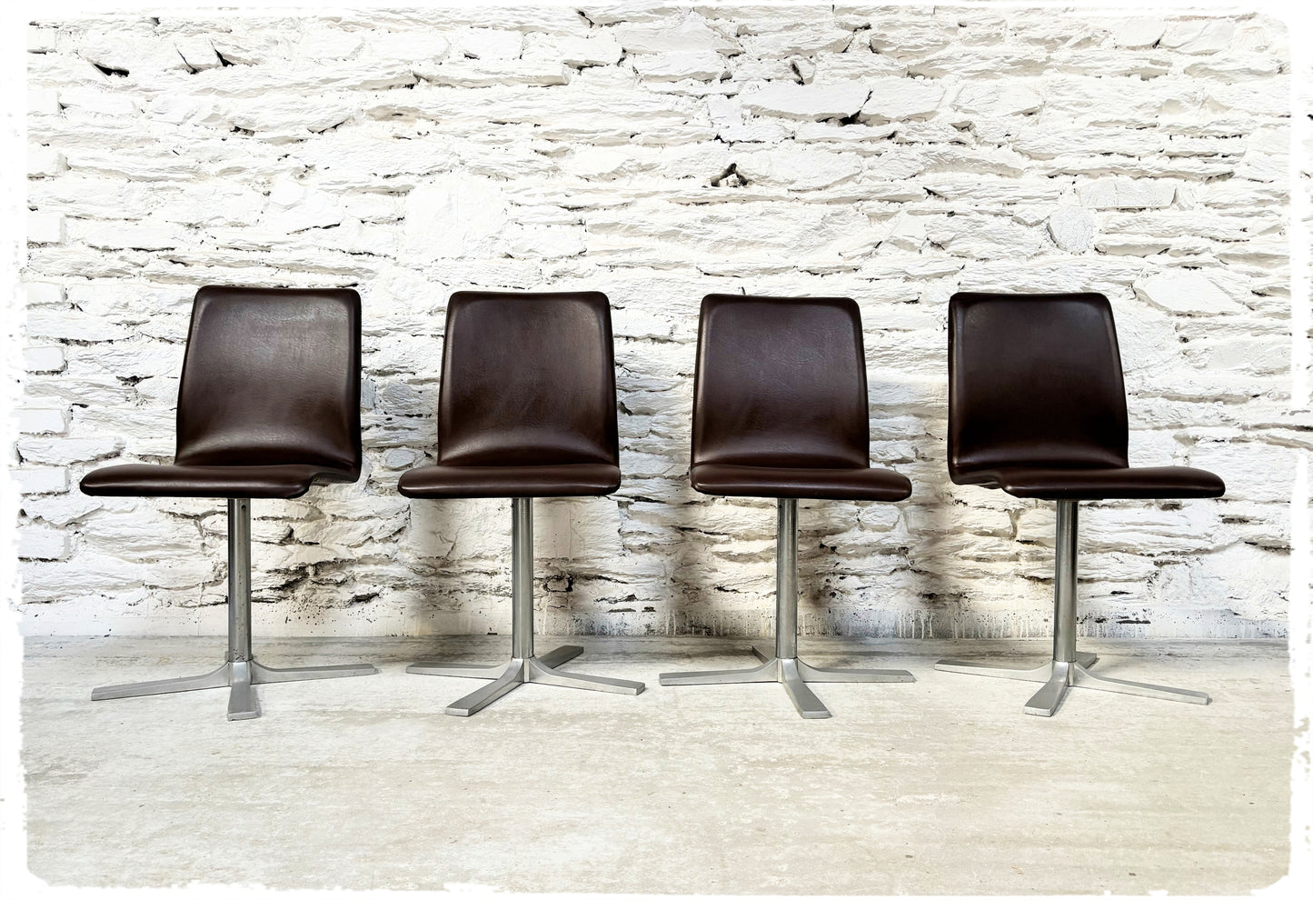 Ensemble de 4 Chaises Vintage 70s Pivotantes Skaï Pieds Croix en Métal