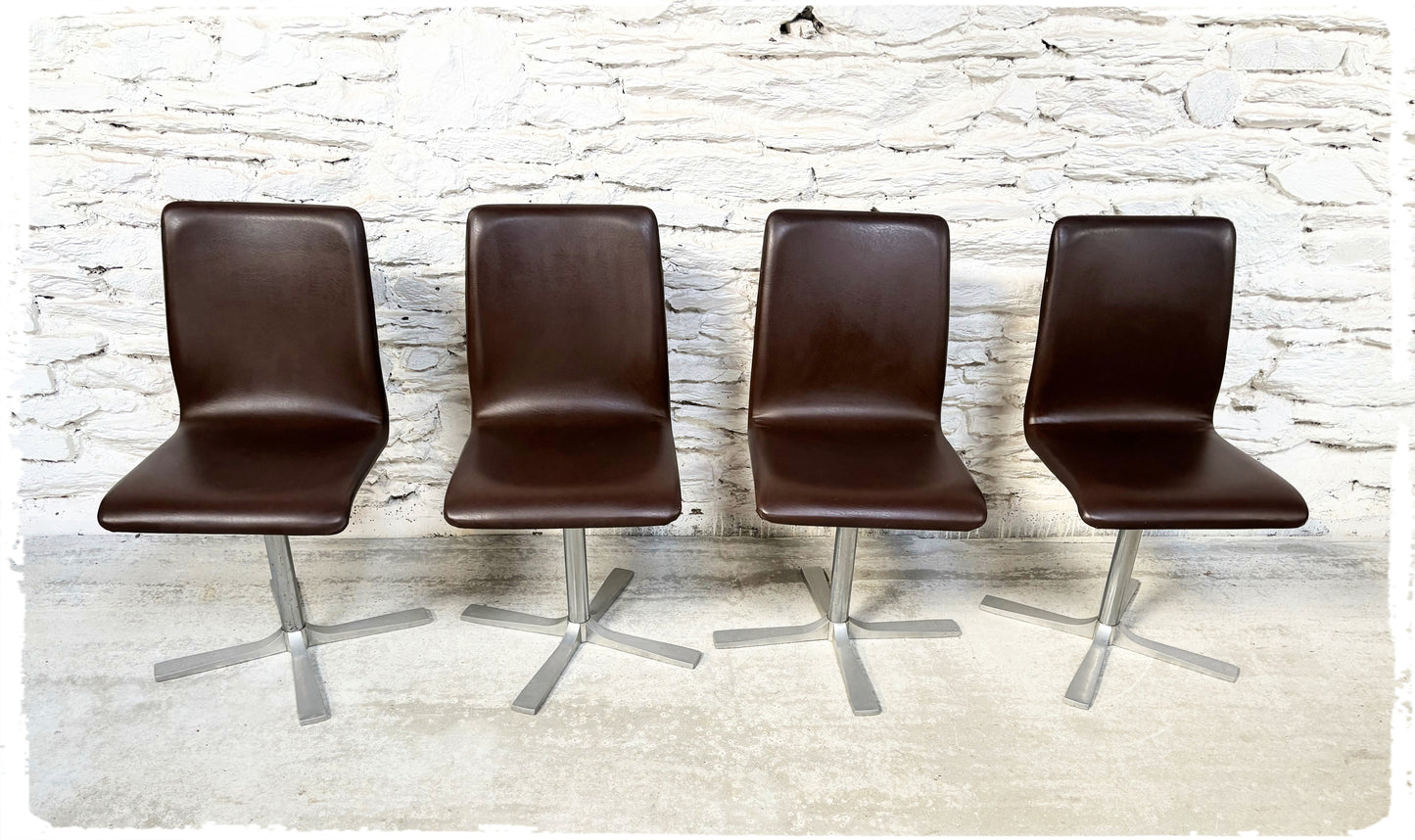 Ensemble de 4 Chaises Vintage 70s Pivotantes Skaï Pieds Croix en Métal