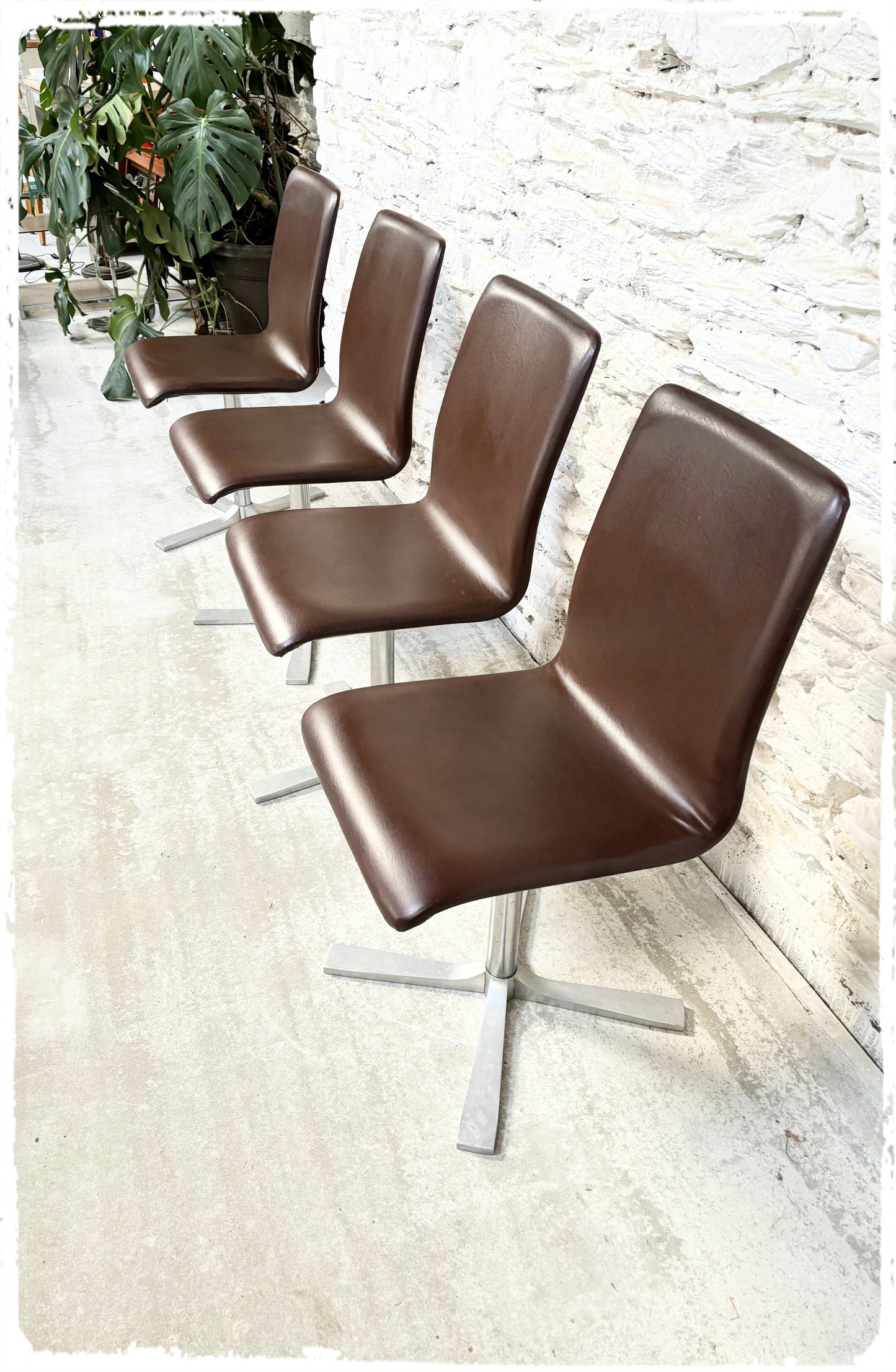 Ensemble de 4 Chaises Vintage 70s Pivotantes Skaï Pieds Croix en Métal