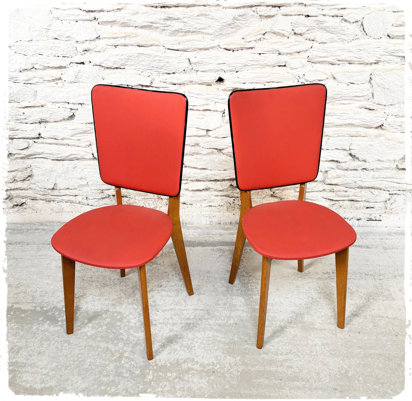 Paire de Chaises Vintage Pieds Compas Vinyle Rouge Dossiers Hauts