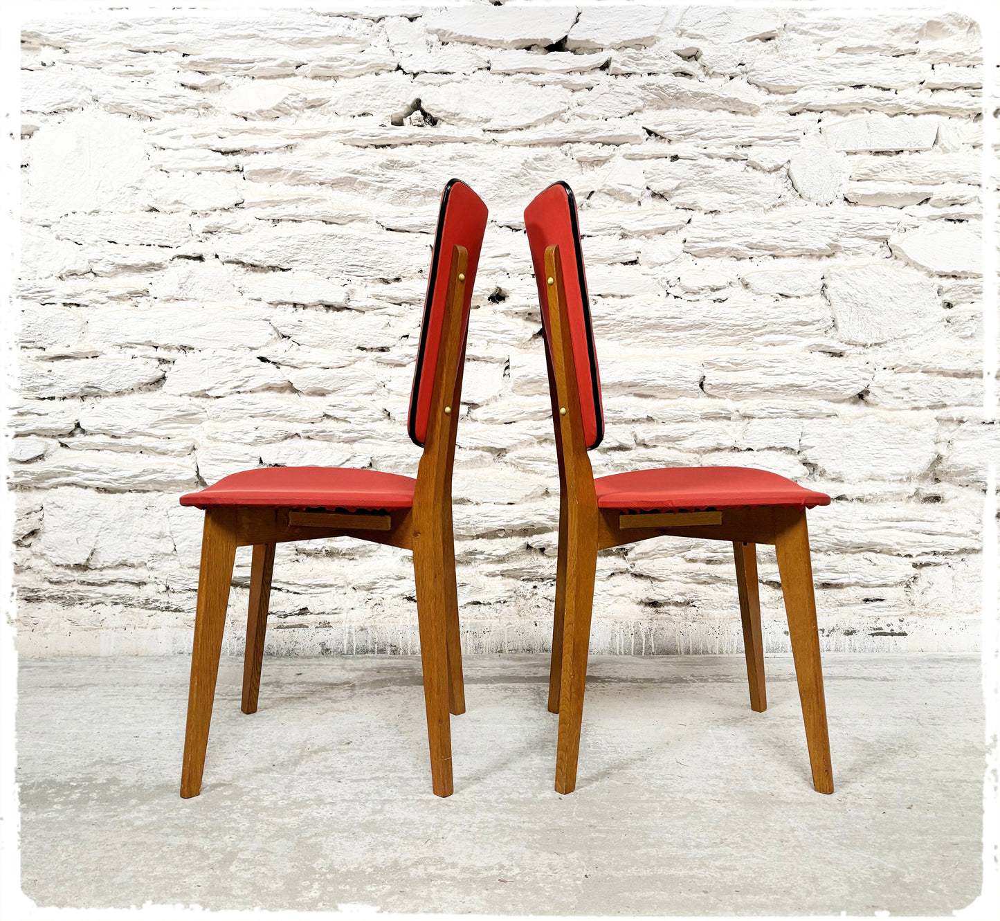 Paire de Chaises Vintage Pieds Compas Vinyle Rouge Dossiers Hauts