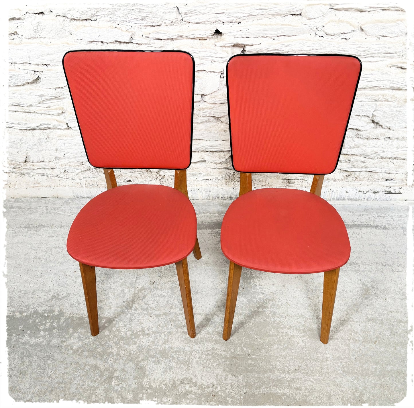 Paire de Chaises Vintage Pieds Compas Vinyle Rouge Dossiers Hauts