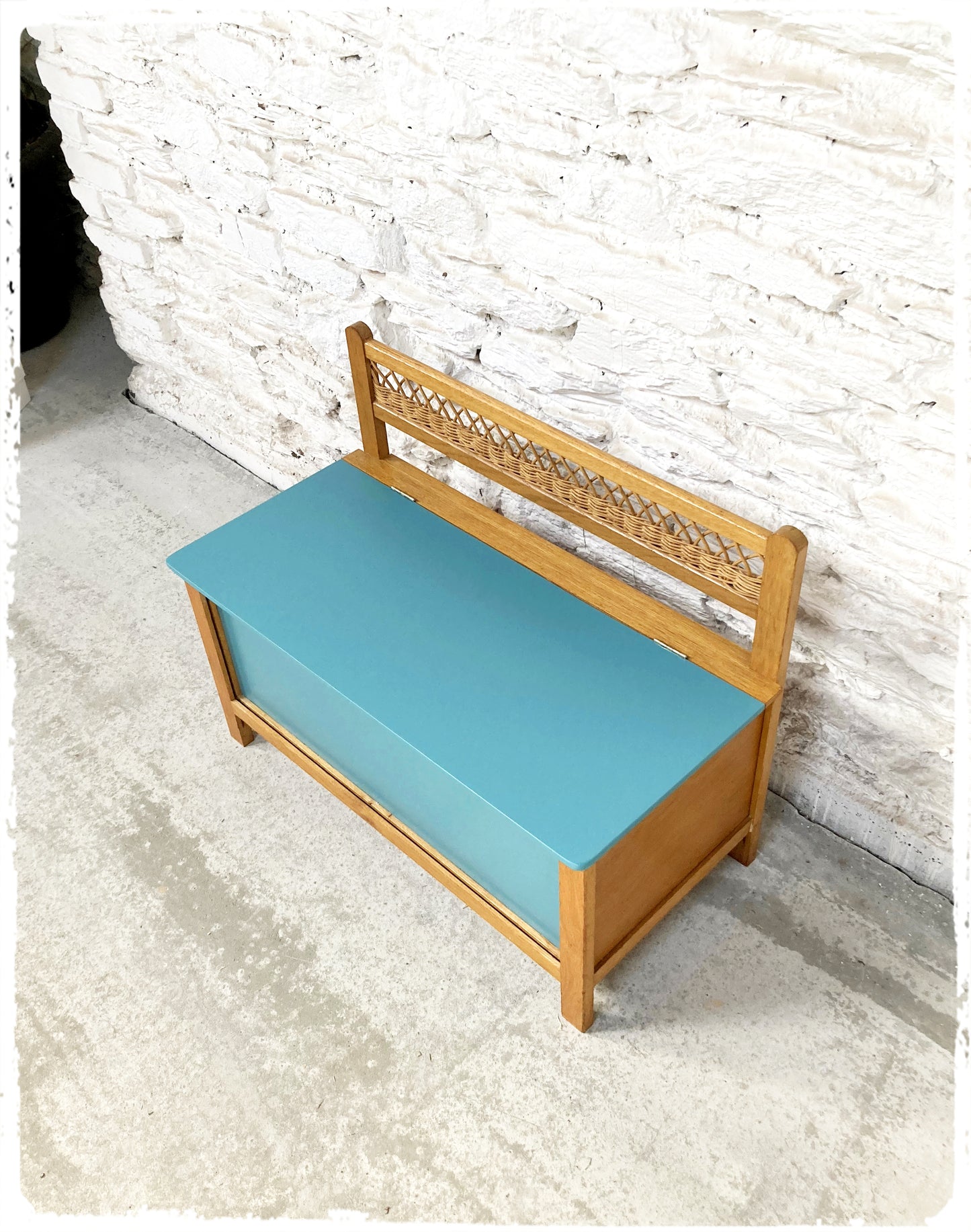 Coffre Banc Vintage en Bois et Rotin Revisité