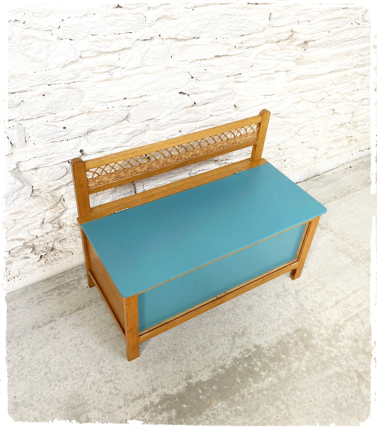 Coffre Banc Vintage en Bois et Rotin Revisité