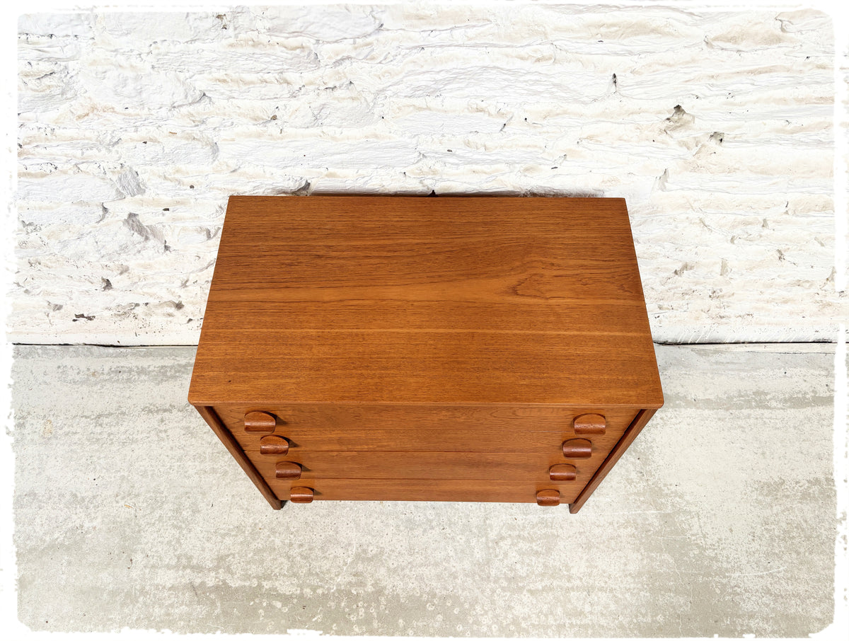 Commode Vintage en Teck Stag Furniture