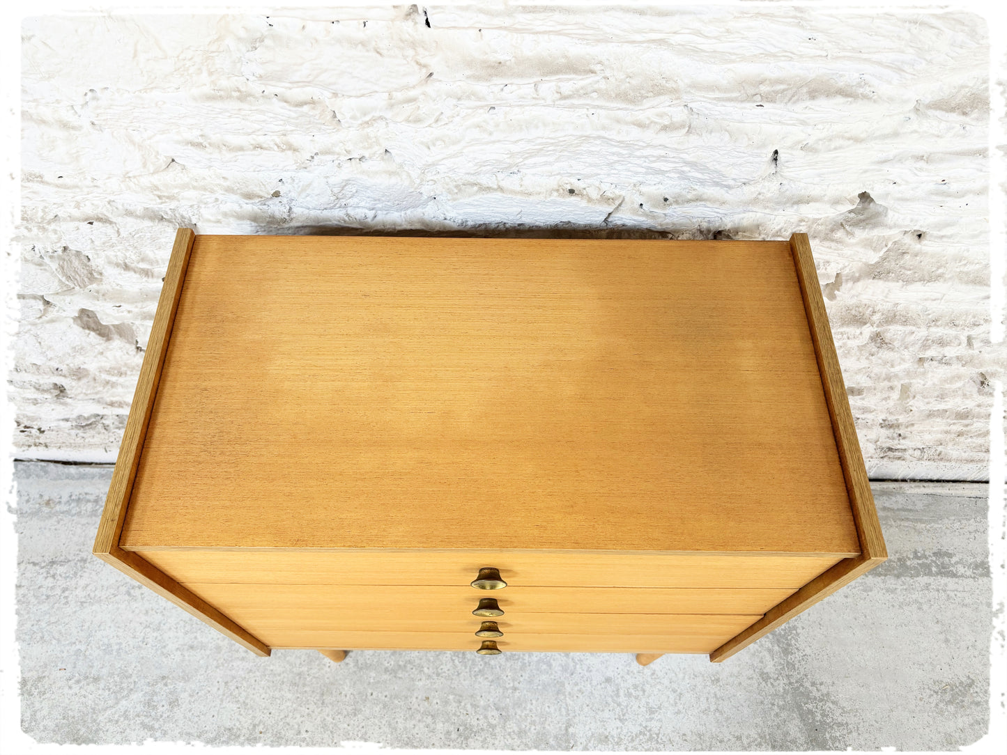 Commode Vintage Pieds Fuseaux Bois Doré