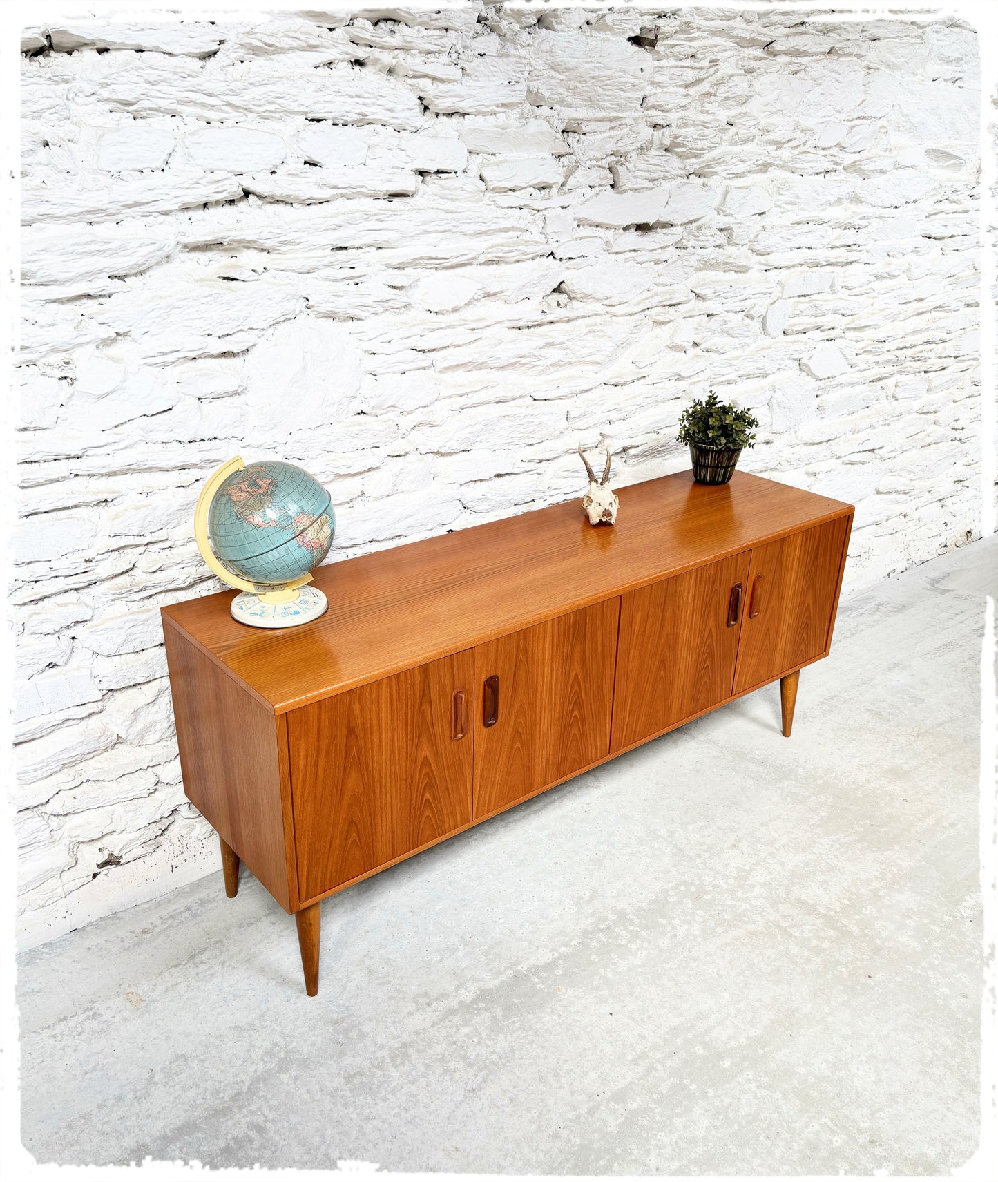Enfilade Basse Vintage Style Scandinave en Teck Pieds Fuseaux