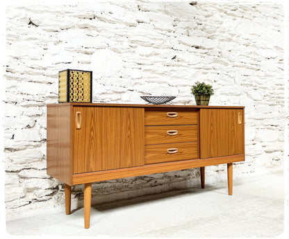 Enfilade Style Scandinave Vintage Pieds Fuseaux