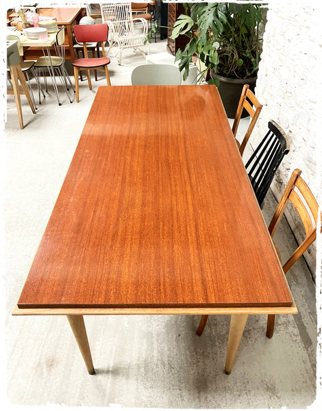 Grande Table Vintage Pieds Fuseaux en Chêne et Formica Décor Bois