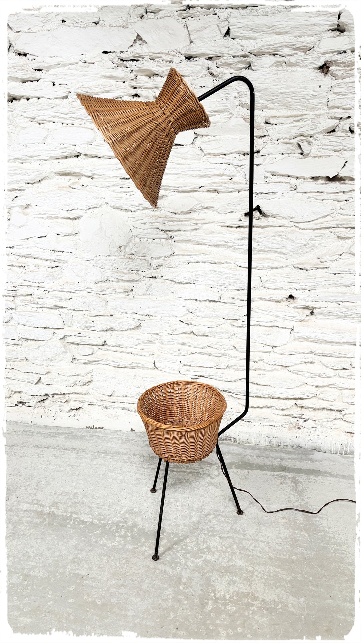 Lampadaire Liseuse Tripode Vintage Années 50 Rotin & Métal Noir