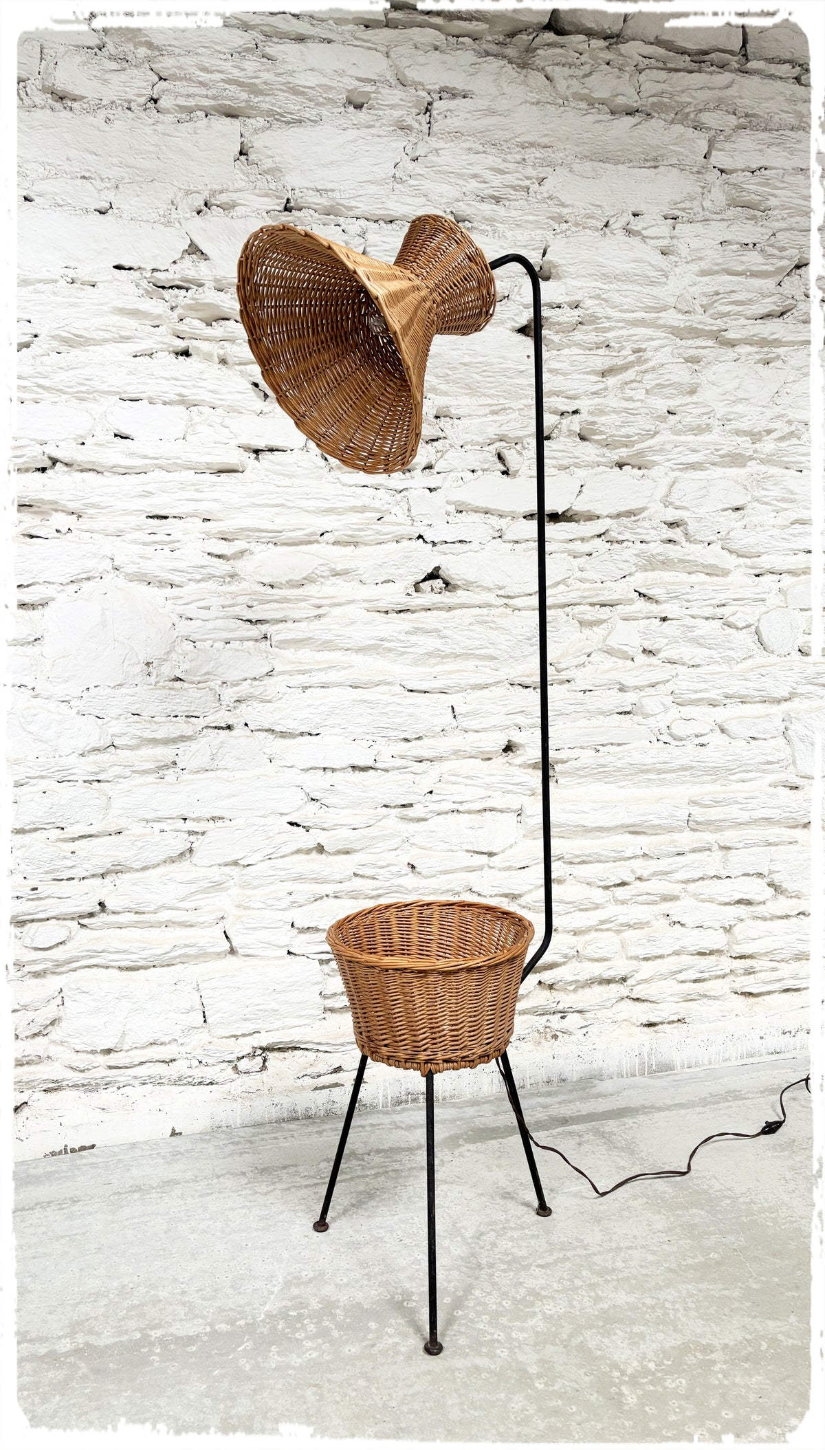 Lampadaire Liseuse Tripode Vintage Années 50 Rotin & Métal Noir