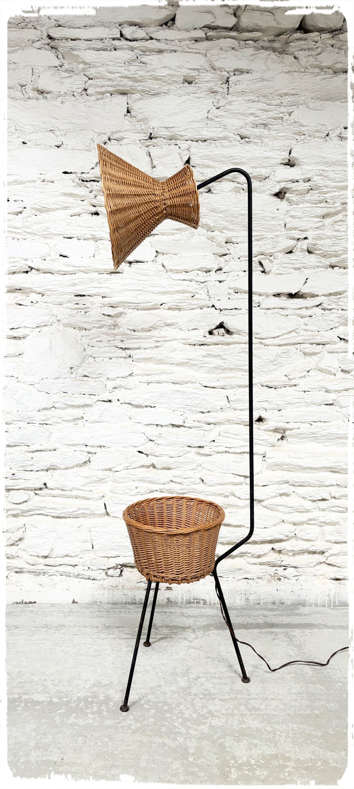 Lampadaire Liseuse Tripode Vintage Années 50 Rotin & Métal Noir