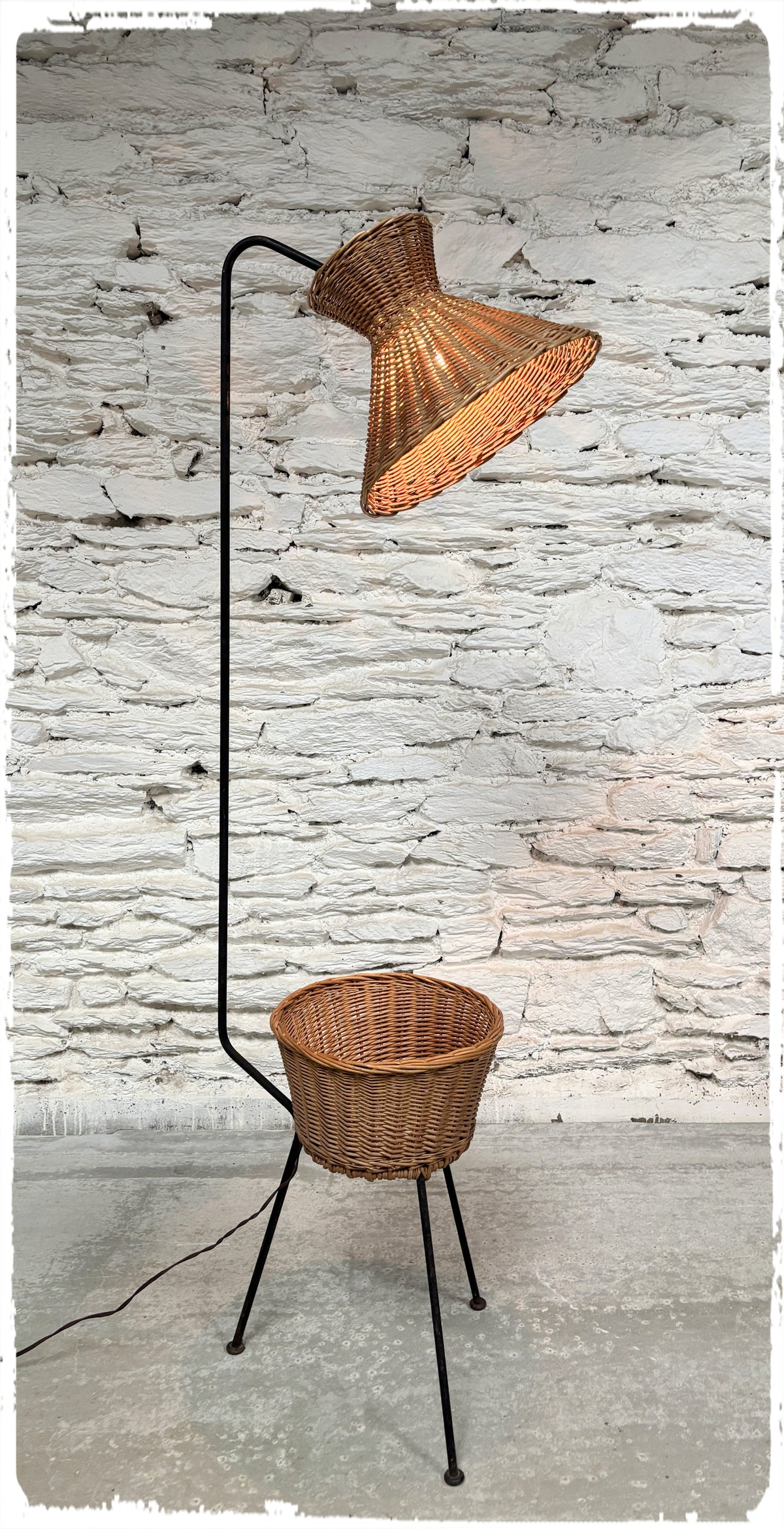 Lampadaire Liseuse Tripode Vintage Années 50 Rotin & Métal Noir