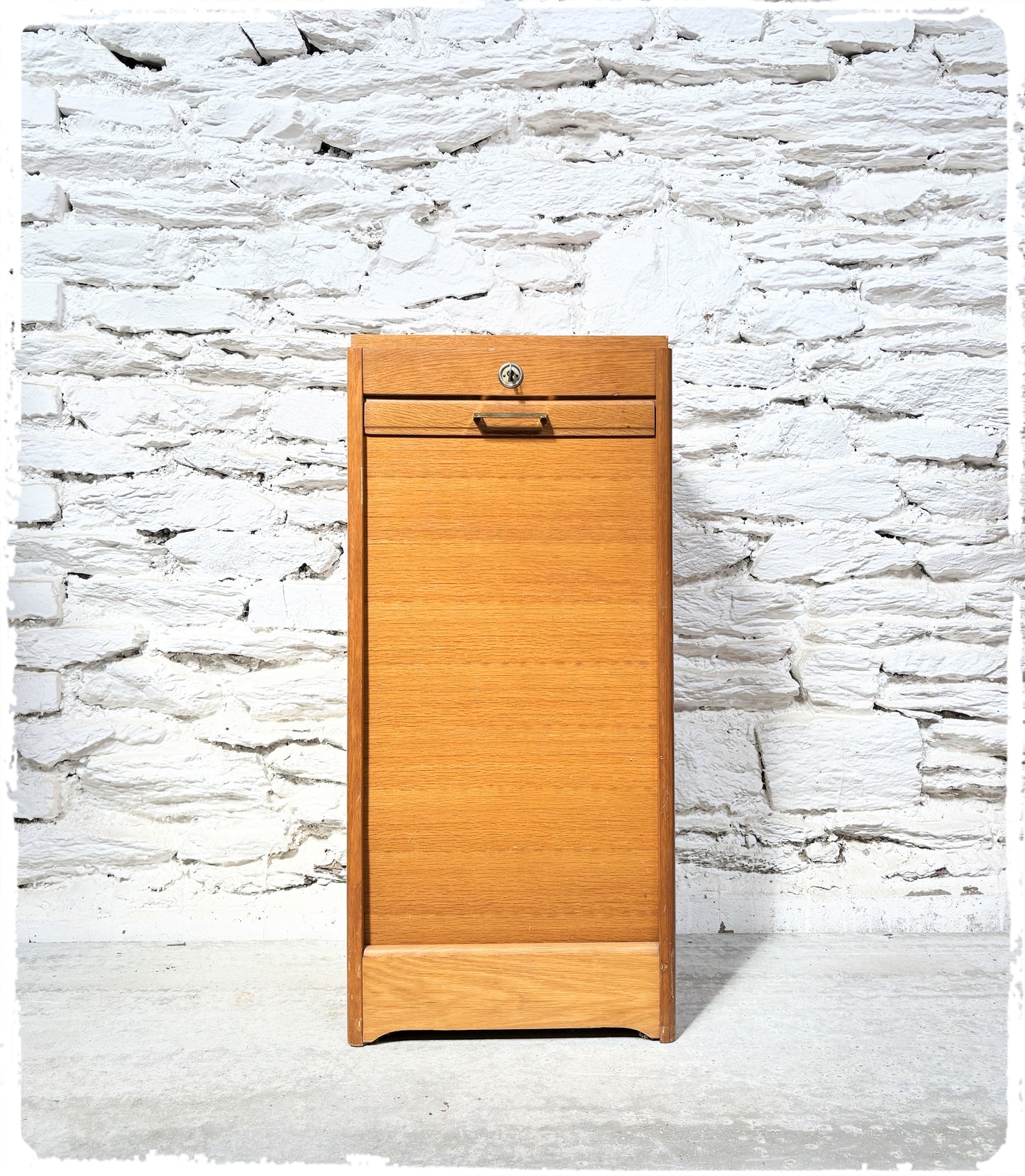 Meuble Bas Classeur Simple Vintage à Rideau en Bois Doré