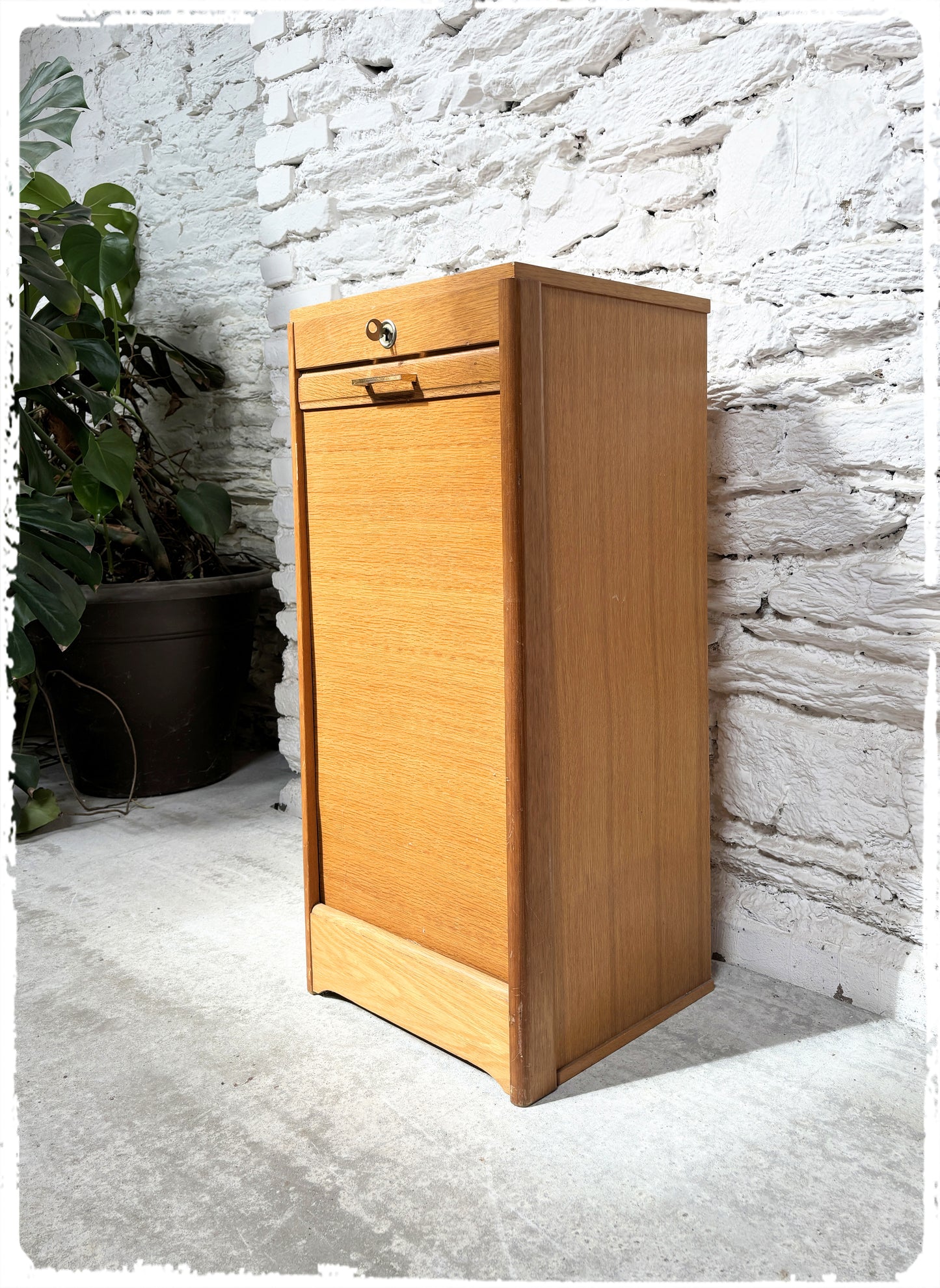 Meuble Bas Classeur Simple Vintage à Rideau en Bois Doré
