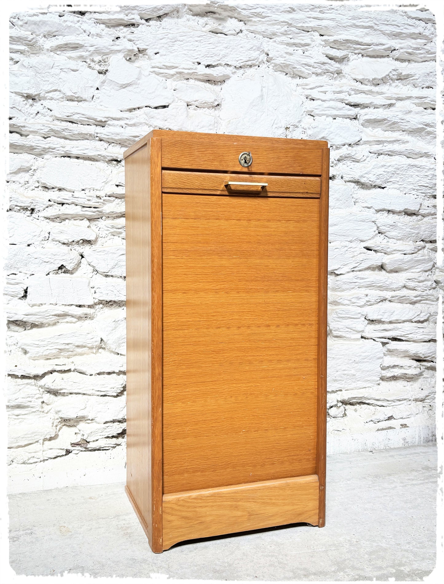 Meuble Bas Classeur Simple Vintage à Rideau en Bois Doré
