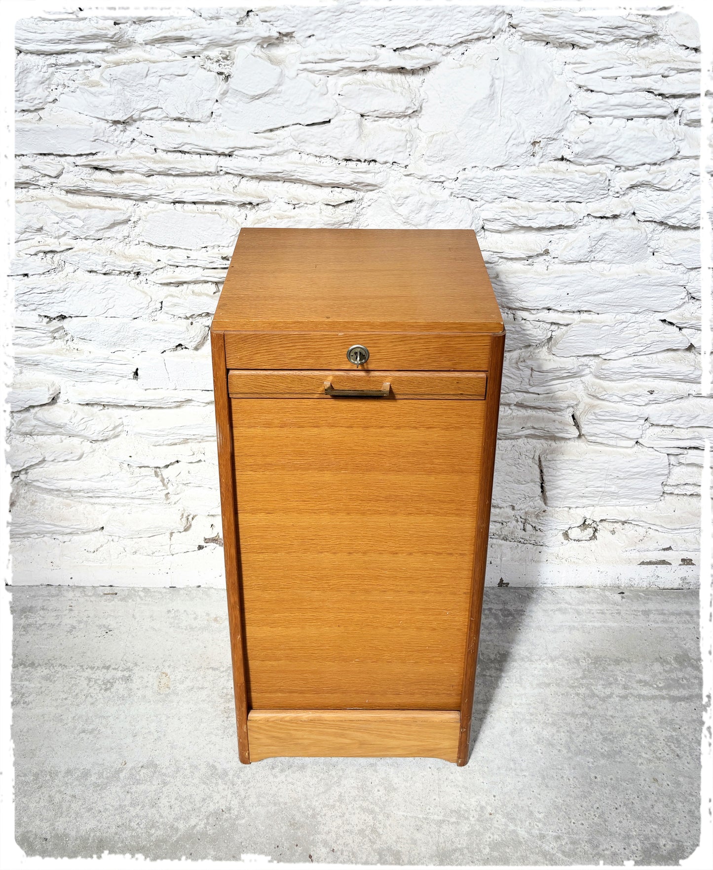 Meuble Bas Classeur Simple Vintage à Rideau en Bois Doré