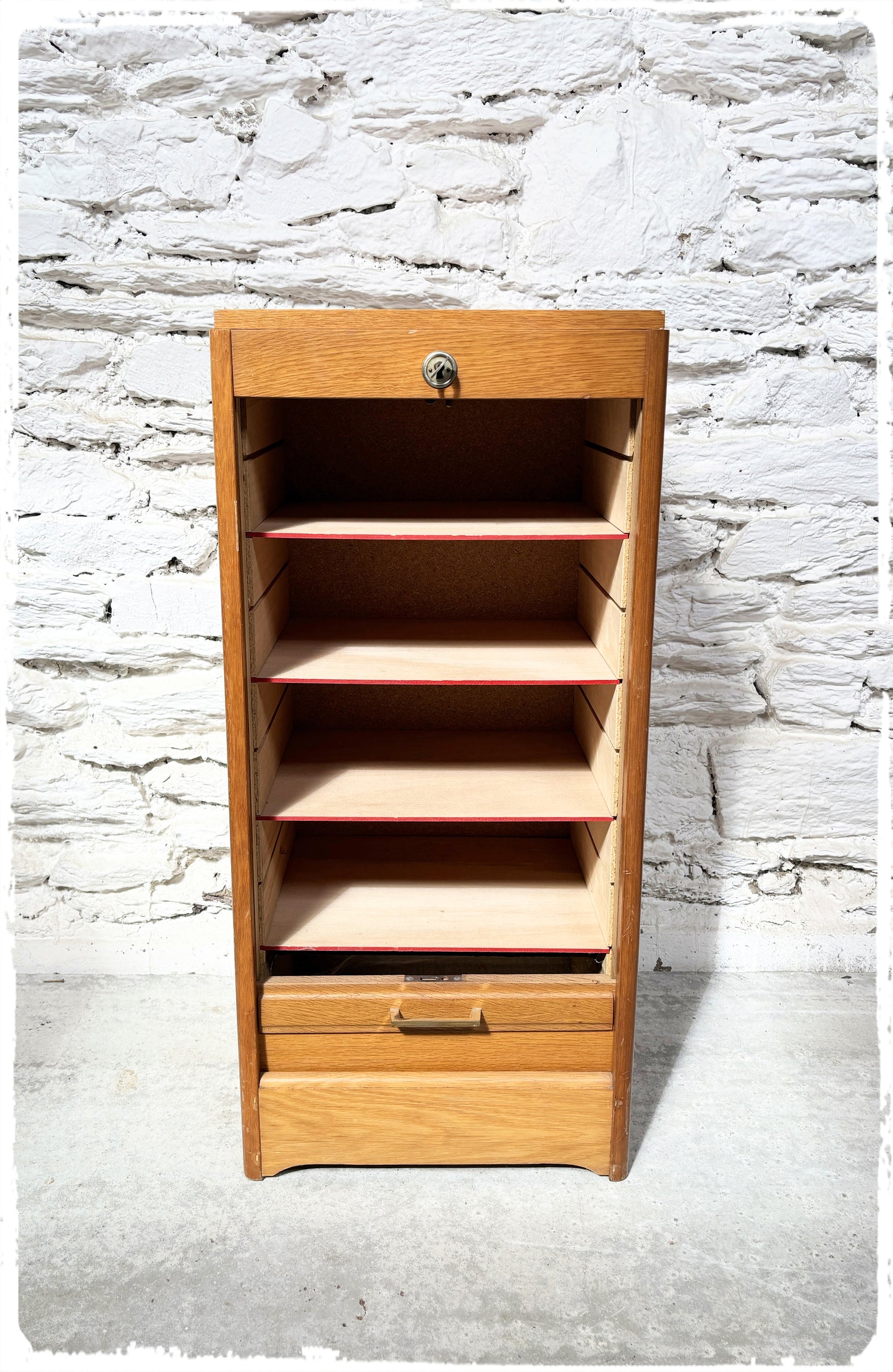 Meuble Bas Classeur Simple Vintage à Rideau en Bois Doré