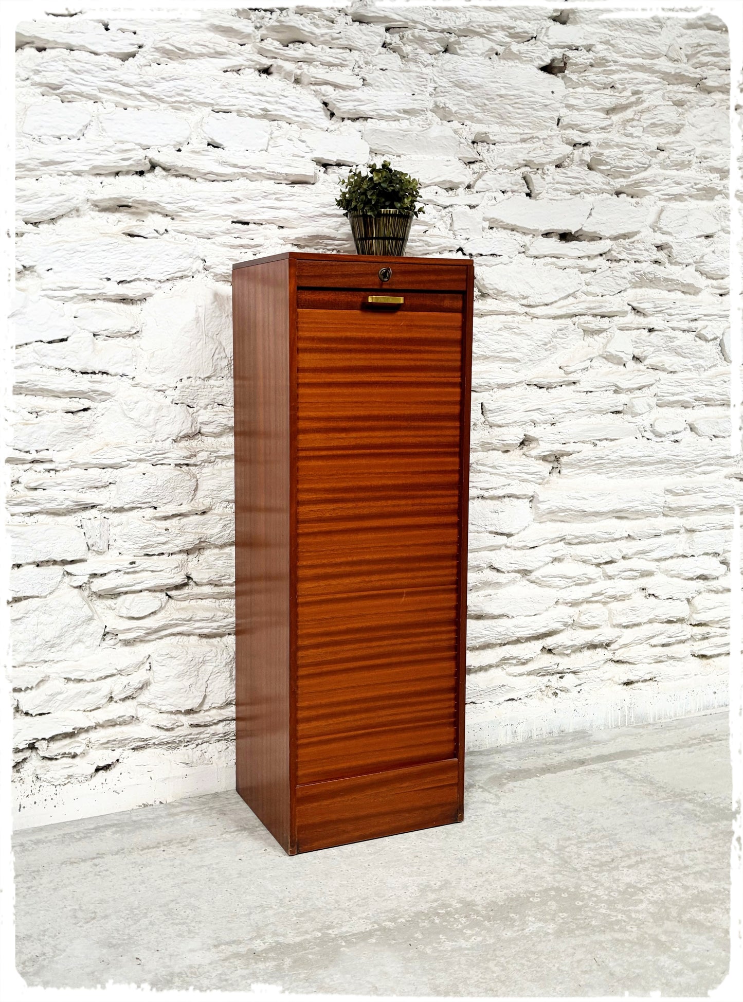Meuble Classeur Simple Vintage à Rideau en Bois Exotique