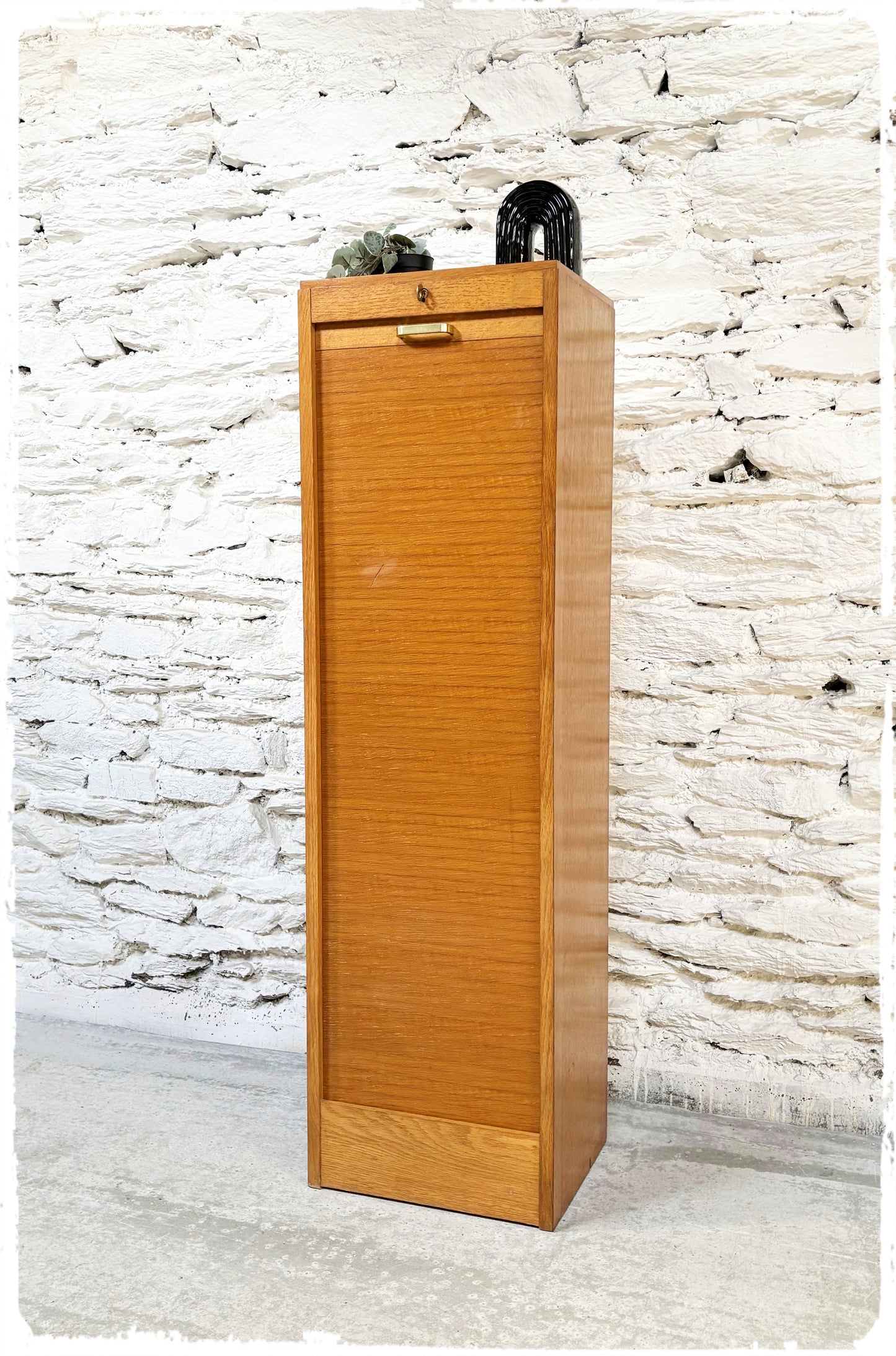 Meuble Classeur Simple Vintage à Rideau en Bois Doré