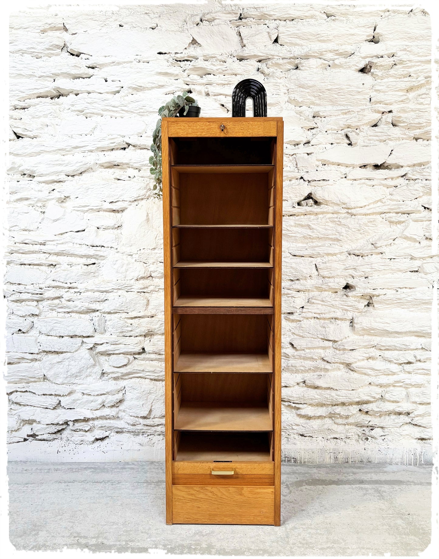 Meuble Classeur Simple Vintage à Rideau en Bois Doré