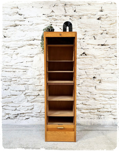 Meuble Classeur Simple Vintage à Rideau en Bois Doré