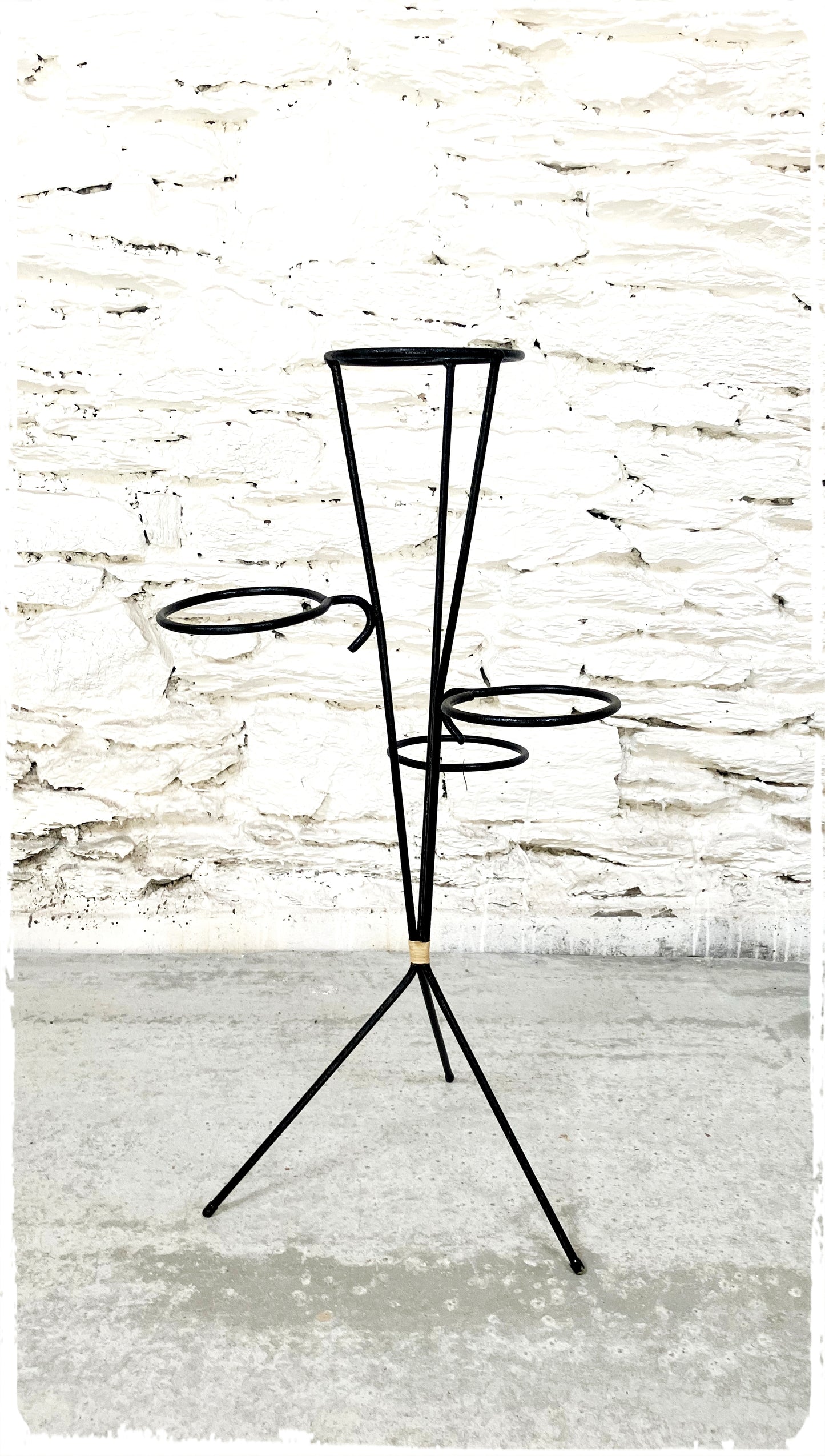 Porte Plantes Jardinière Vintage Tripode Moderniste Noir en Métal