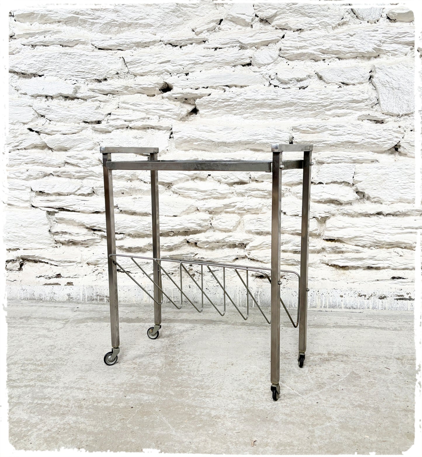 Porte Revues Bout de Canapé Vintage Années 70 Métal et Verre Fumé