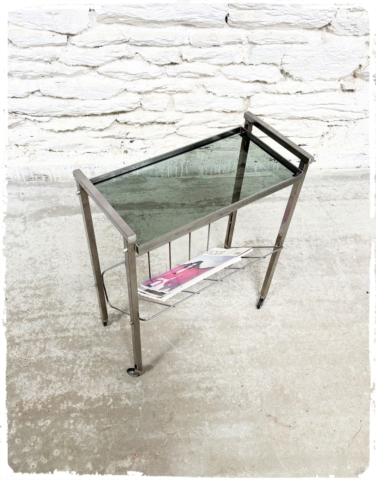 Porte Revues Bout de Canapé Vintage Années 70 Métal et Verre Fumé