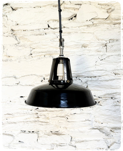 Suspension Industrielle Vintage Noire en Tôle Émaillée