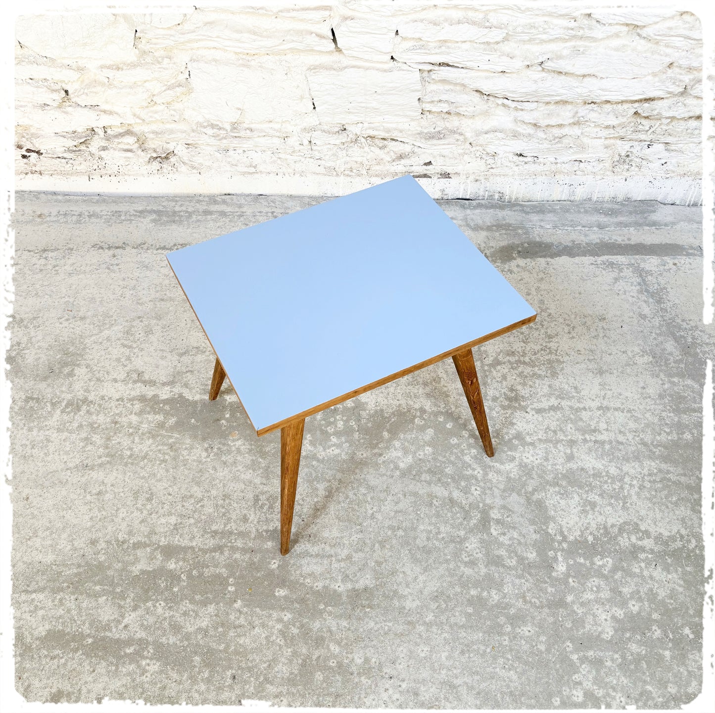 Petite Table Basse Vintage en Chêne Pieds Compas Revisitée