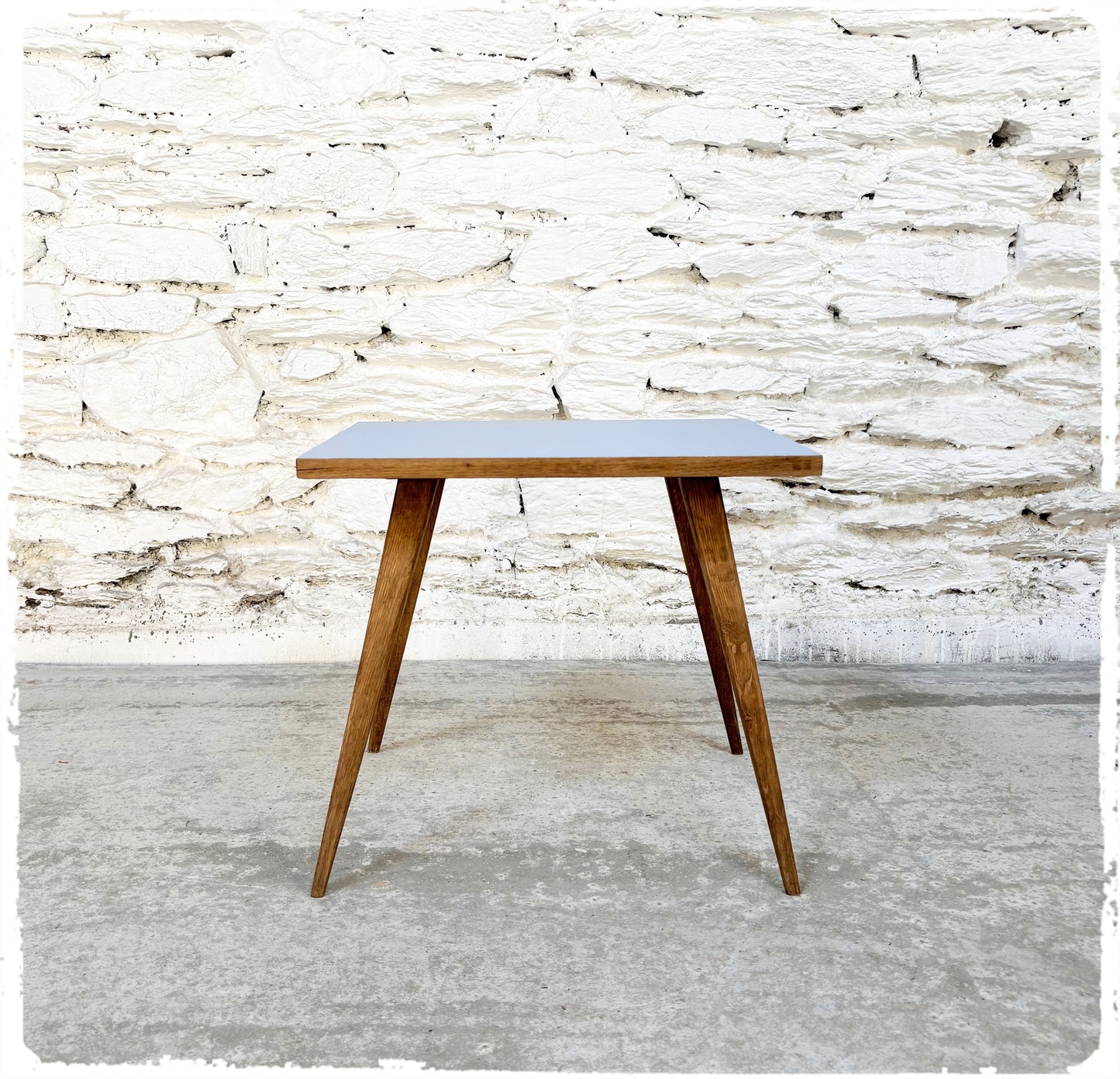 Petite Table Basse Vintage en Chêne Pieds Compas Revisitée