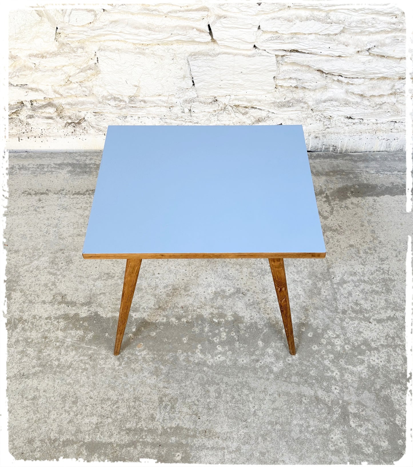 Petite Table Basse Vintage en Chêne Pieds Compas Revisitée