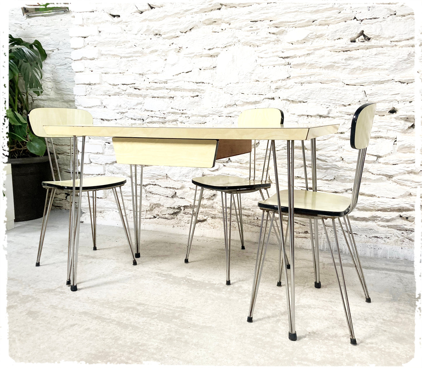 Ensemble Vintage Table et Chaises Pieds Eiffel en Formica Jaune Pale