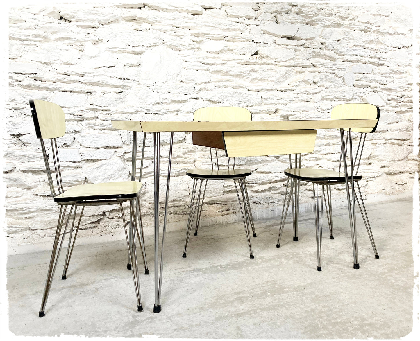 Ensemble Vintage Table et Chaises Pieds Eiffel en Formica Jaune Pale