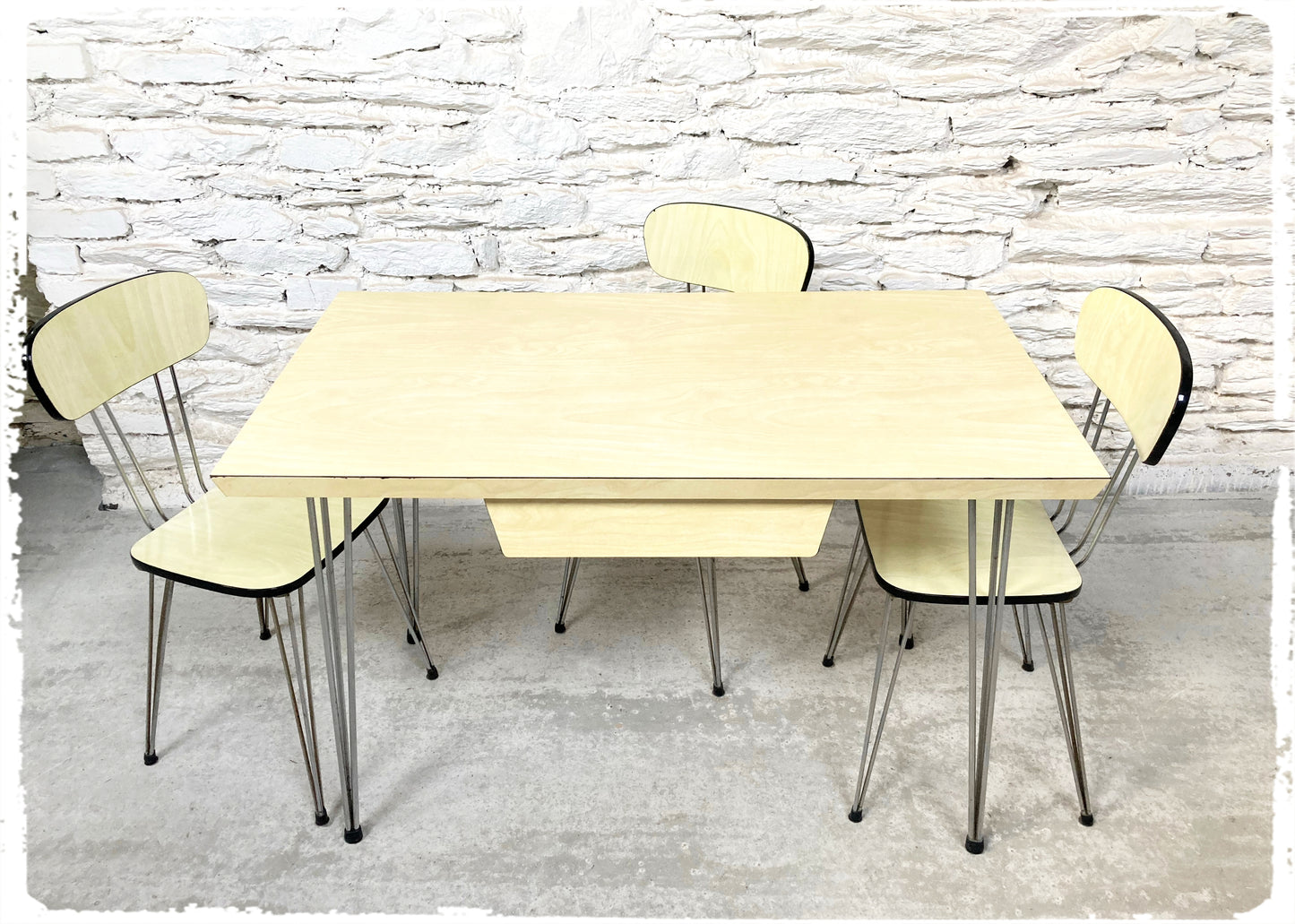 Ensemble Vintage Table et Chaises Pieds Eiffel en Formica Jaune Pale