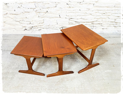 Tables Basses Gigognes Vintage en Teck