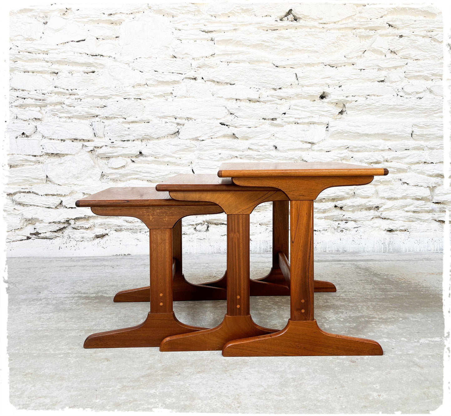 Tables Basses Gigognes Vintage en Teck