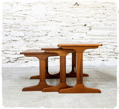 Tables Basses Gigognes Vintage en Teck