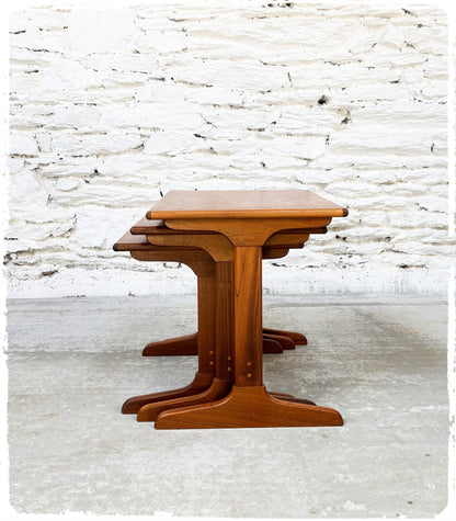 Tables Basses Gigognes Vintage en Teck